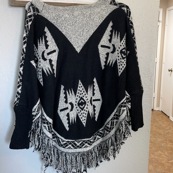 Women’s earthbound sweater poncho size small - Picture 2 of 2